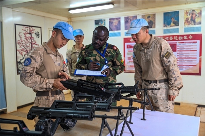 檢查槍支性能。孫千攝