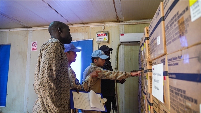 圖7.檢查給養(yǎng)物資。馬騫攝