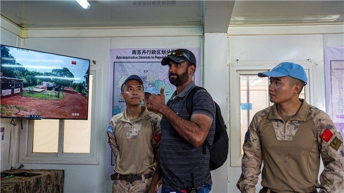 核查官員稱贊。王軍杰攝