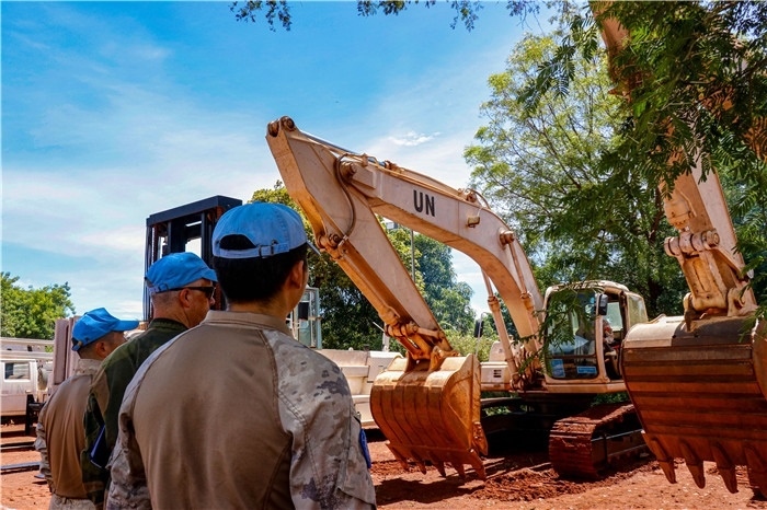 檢查裝備性能。謝坤攝