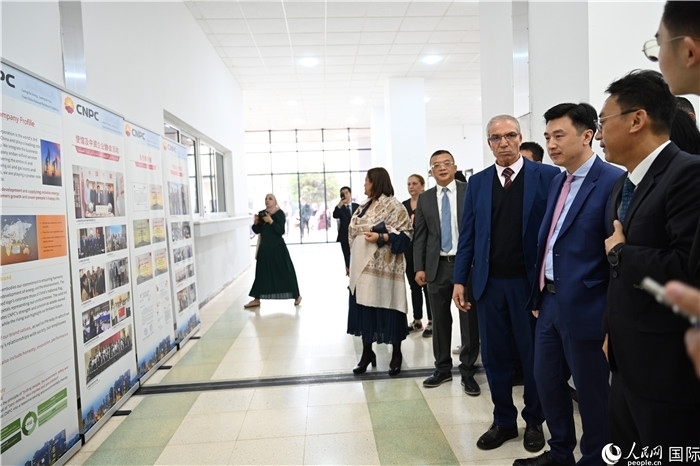 中企向阿爾及利亞大學(xué)捐贈電教設(shè)備圖片展。人民網(wǎng)記者 郝瑞敏攝