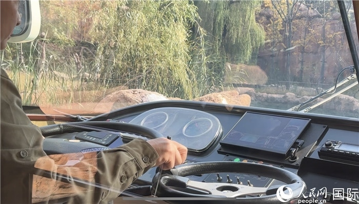 鄭州銀基動物王國水陸兩棲觀光車駕駛室。人民網(wǎng) 謝瑩攝