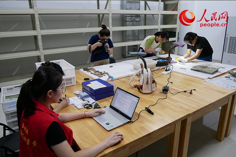 普查隊(duì)員們正在庫房?jī)?nèi)工作。人民網(wǎng)記者 韋衍行攝