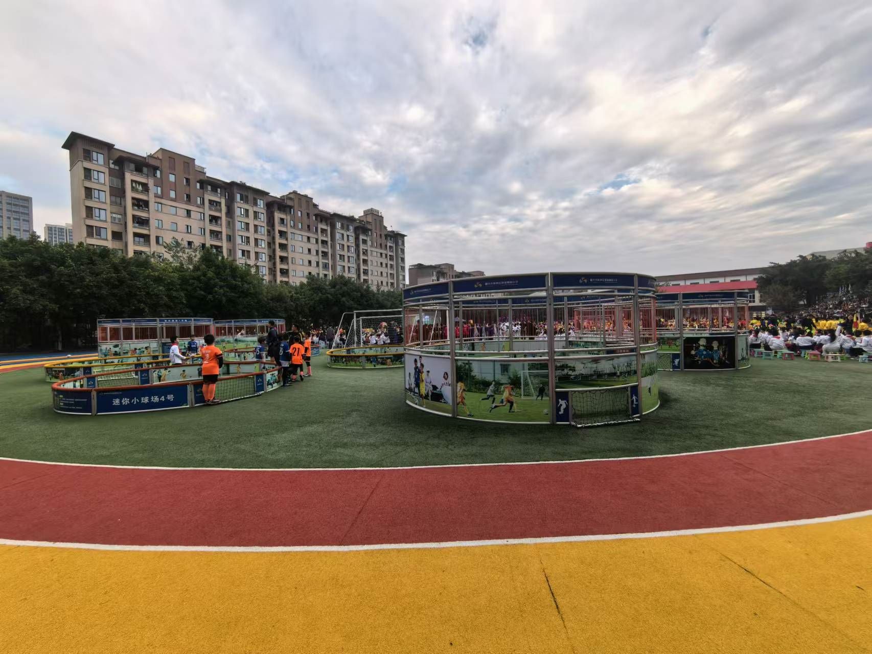 珊瑚魯能小學(xué)里的迷你足球場。 人民網(wǎng)記者 楊磊攝