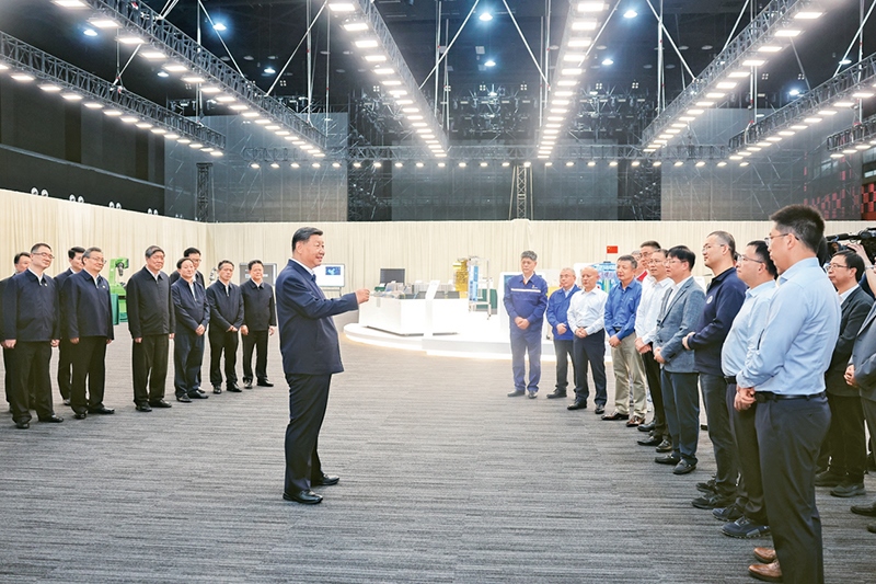 2024年10月17日至18日，中共中央總書記、國家主席、中央軍委主席習(xí)近平在安徽考察。這是17日下午，習(xí)近平在合肥濱湖科學(xué)城考察時，同現(xiàn)場科研人員和企業(yè)負(fù)責(zé)人親切交流。 新華社記者 鞠鵬/攝