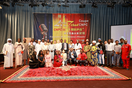 選手、評委、組委會工作人員共同與頒獎(jiǎng)嘉賓合影。中國石油非洲公司供圖