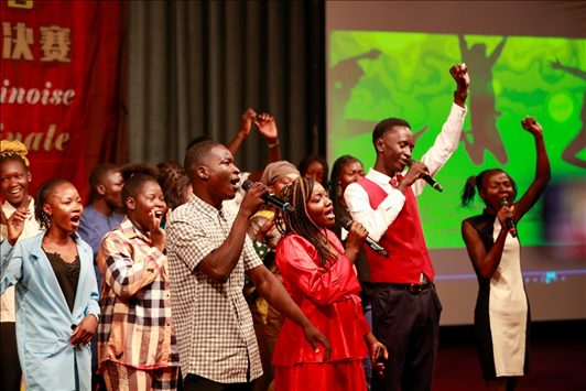 孔子學(xué)院的同學(xué)們演唱中文歌曲《明天會更好》。中國石油非洲公司供圖