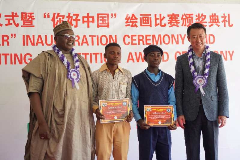 中國駐尼日利亞大使于敦海（右一）等為獲獎(jiǎng)學(xué)生頒獎(jiǎng) 尼日利亞中國文化中心供圖