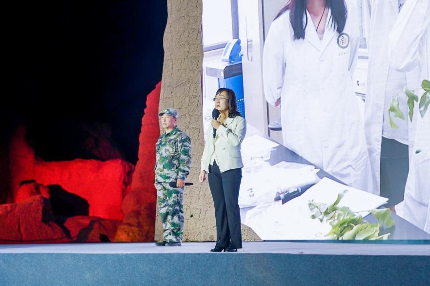 吳翠云（右一）在“何以中國·五星出東方”網(wǎng)絡主題宣傳活動現(xiàn)場演講。人民視頻供圖