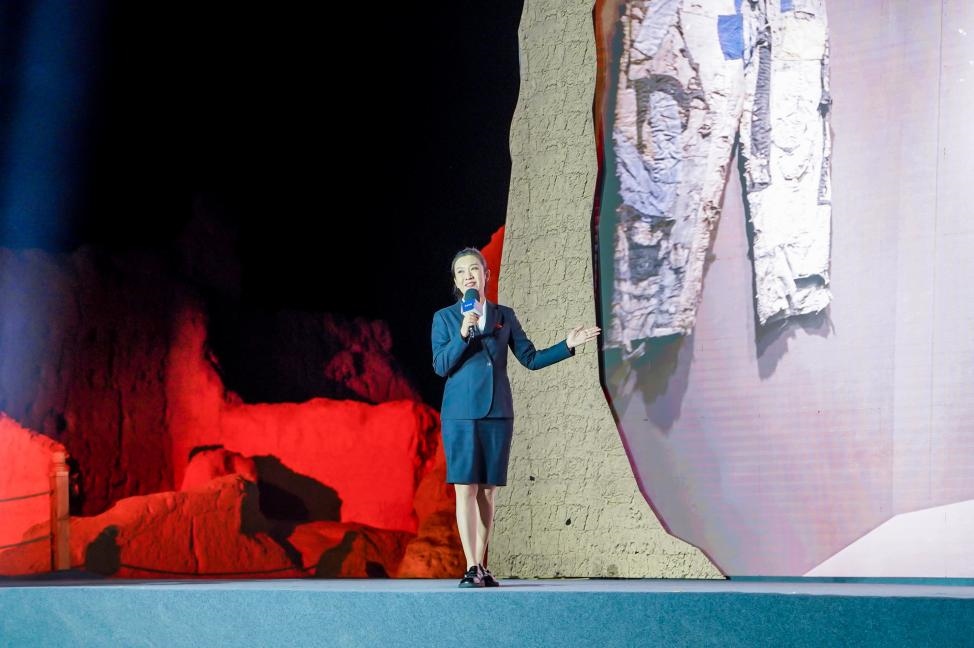 顧晨葉在“何以中國·五星出東方”網(wǎng)絡主題宣傳活動現(xiàn)場演講。人民視頻供圖