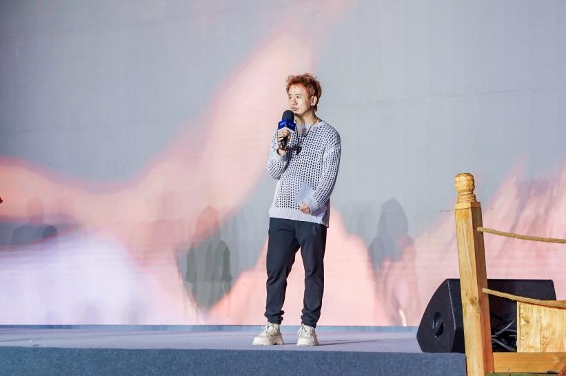 安鐘旭在“何以中國·五星出東方”網(wǎng)絡主題宣傳活動現(xiàn)場演講。人民視頻供圖