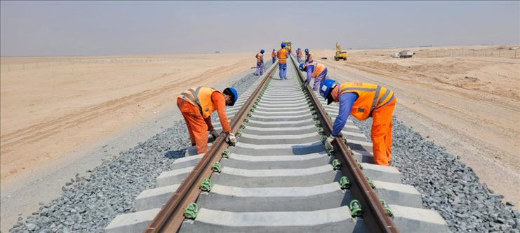 阿提哈德鐵路二期A標(biāo)項(xiàng)目施工中。中建中東供圖