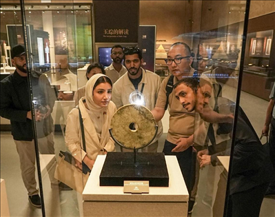 阿聯(lián)酋青年在良渚文化博物院參觀。中國(guó)銀行供圖