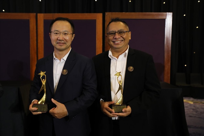 趙志剛與多迪獲獎(jiǎng)后合影。國能印尼爪哇發(fā)電公司供圖