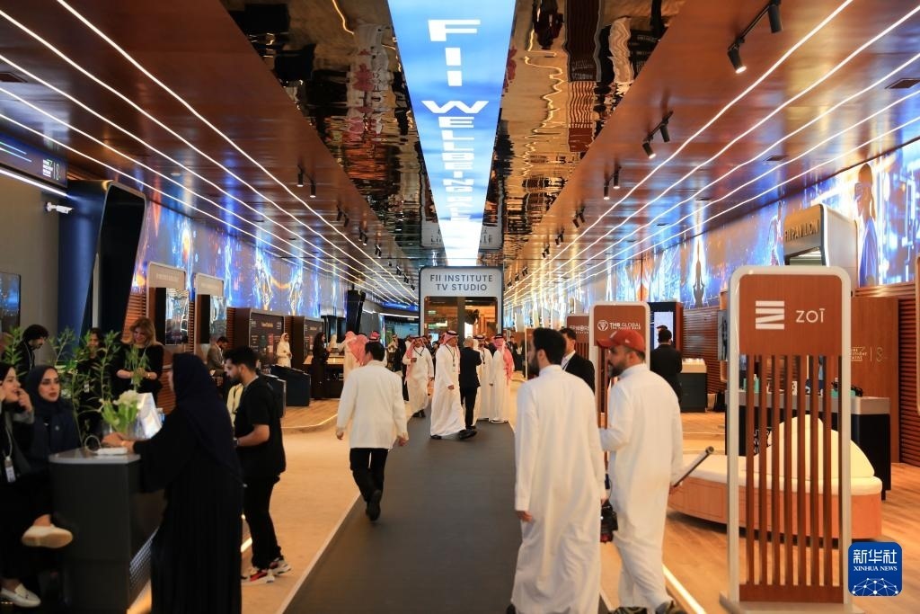 10月31日，在沙特阿拉伯首都利雅得，人們參加第八屆沙特“未來投資倡議”大會(huì)。新華社記者 隋先凱 攝