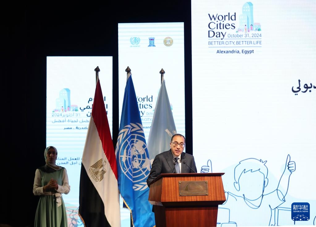 10月31日，在埃及亞歷山大，埃及總理馬德布利在活動(dòng)上致辭。新華社記者 王東震 攝