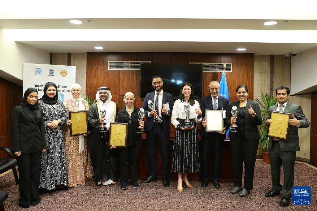 10月31日，在埃及亞歷山大，獲得第二屆全球可持續(xù)發(fā)展城市獎(jiǎng)（上海獎(jiǎng)）的城市代表合影。新華社記者 王東震 攝