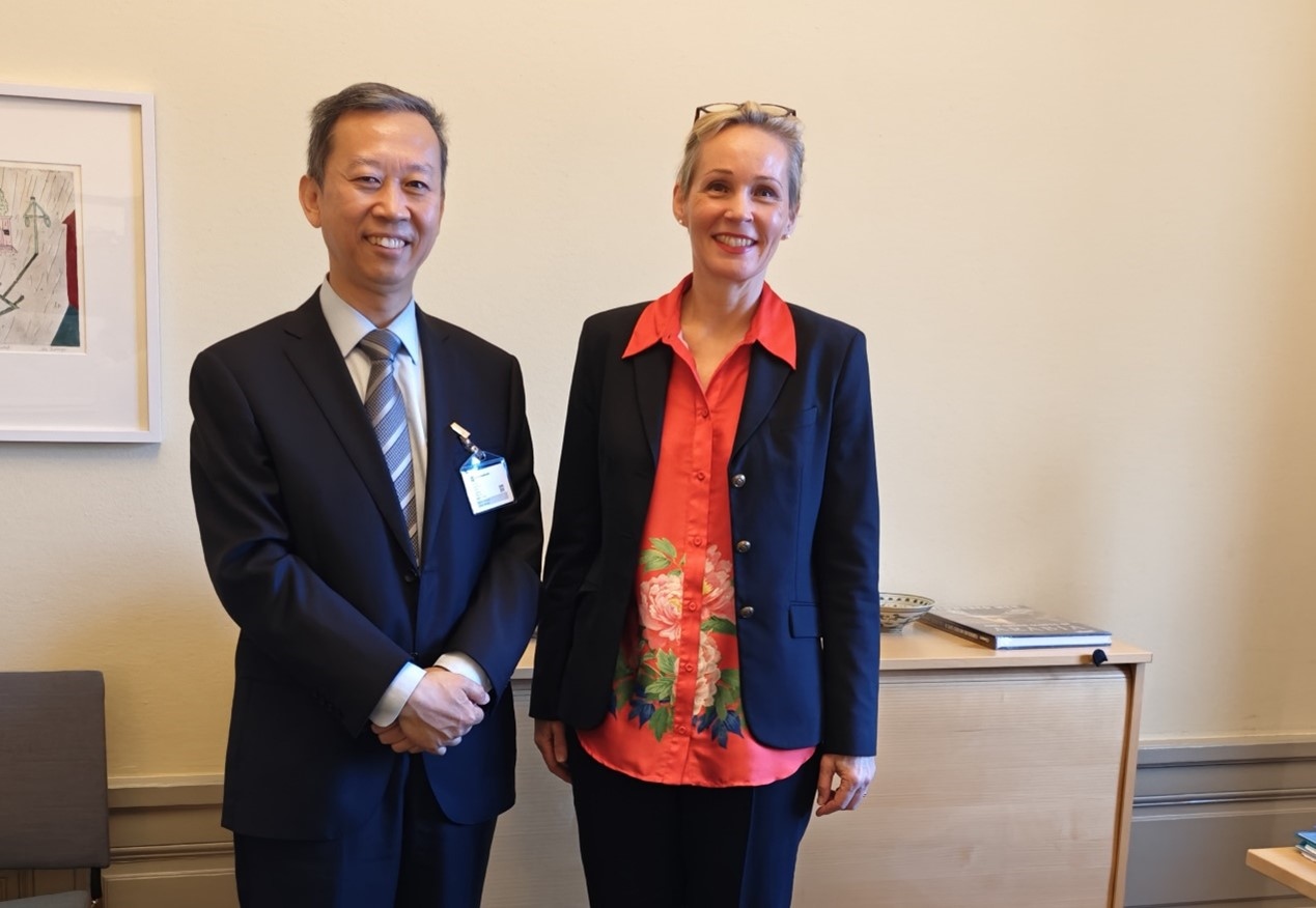 中國駐瑞典大使崔愛民會見瑞典外交部外貿總司長米蘭德。中國駐瑞典大使館供圖