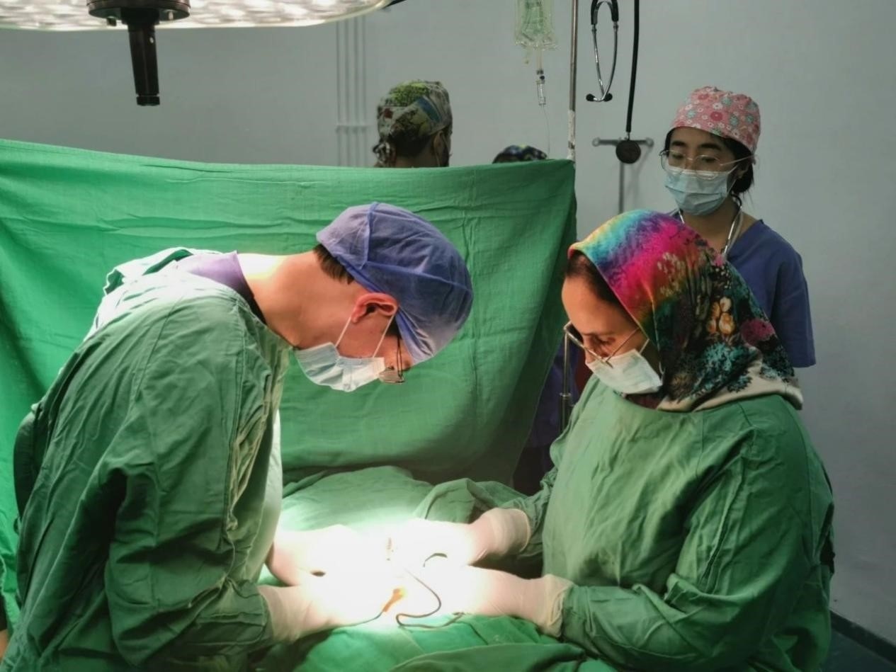中國醫(yī)療隊員與當?shù)蒯t(yī)生合作開展手術(shù)。第196批中國援助摩洛哥醫(yī)療隊塞達特分隊供圖