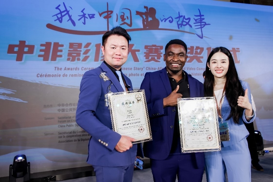 王曉樂（中）與其他嘉賓合影。主辦方供圖