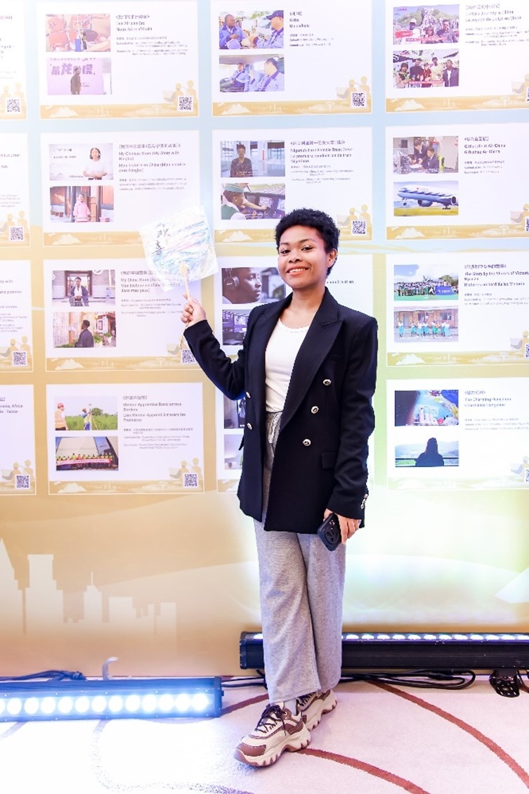 愈靈兒和她的作品合影。主辦方供圖