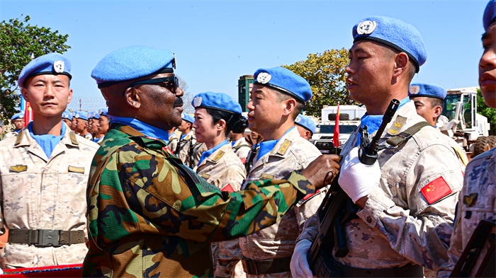 聯(lián)南蘇團西戰(zhàn)區(qū)司令多米尼克準將為維和官兵授勛。孫千攝