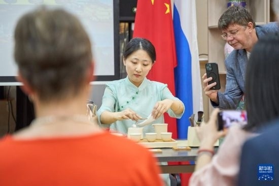 這是11月2日在俄羅斯符拉迪沃斯托克的活動現(xiàn)場拍攝的茶藝表演。新華社發(fā)（郭飛洲攝）