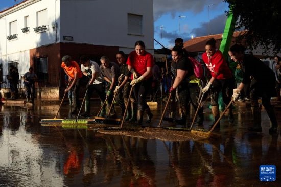 11月2日，居民在西班牙烏鐵爾清理房屋。新華社記者 孟鼎博 攝
