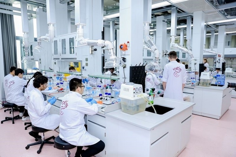 中外學(xué)生同堂做實(shí)驗(yàn)。深北莫供圖