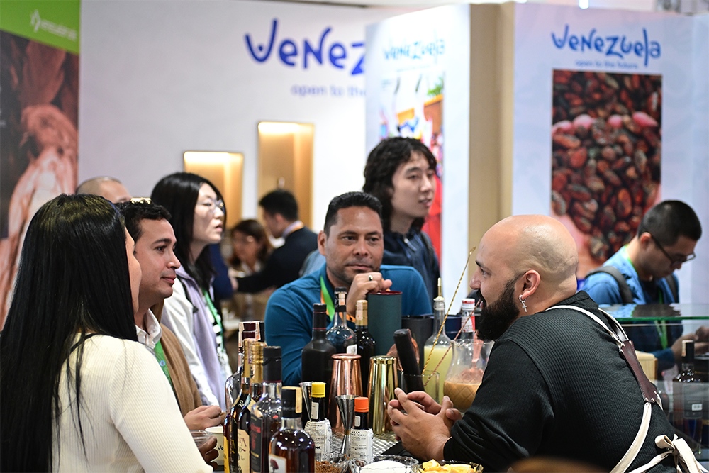 2023年11月9日，上海，觀眾在進(jìn)博會(huì)委內(nèi)瑞拉館參觀、交流、洽談。