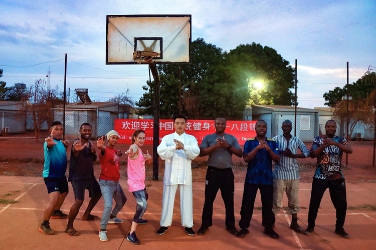 組織八段錦教學(xué)。王軍杰 攝