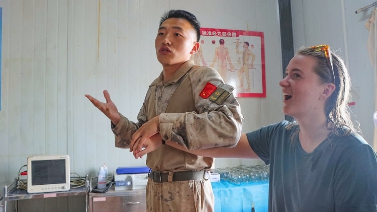 體驗(yàn)中醫(yī)針灸。羅詩穎攝