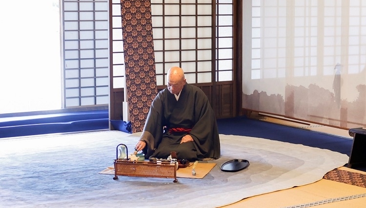 管長近藤博道獻(xiàn)茶