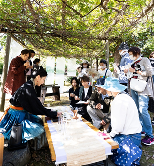 游客們在浙江體驗(yàn)區(qū)品茶。