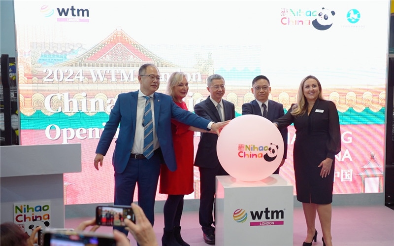 中外嘉賓為中國館開幕點亮水晶球。吳若鳴攝