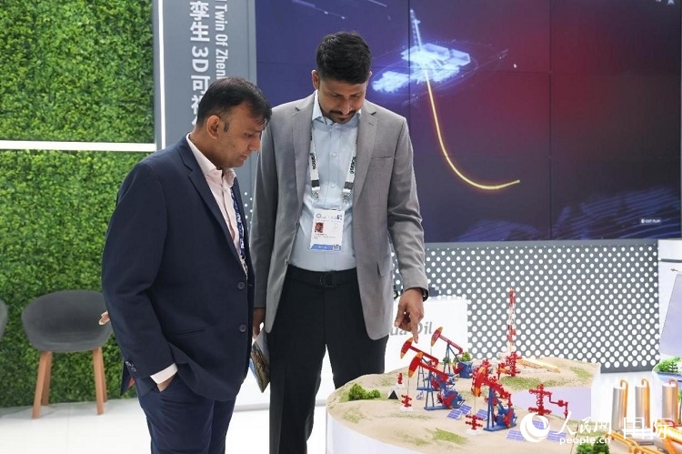 觀眾在了解中企產(chǎn)品。人民網(wǎng)記者任皓宇攝 