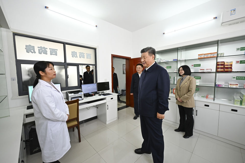 2024年11月5日，習(xí)近平在湖北省咸寧市嘉魚縣潘家灣鎮(zhèn)四邑村衛(wèi)生室考察。習(xí)近平指出：“要進(jìn)一步加強(qiáng)黨建引領(lǐng)，抓住‘一老一小’這個(gè)重點(diǎn)，更加精準(zhǔn)有效地為群眾排憂解難?！? width=