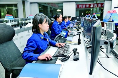  廣東省廣州市消防救援支隊(duì)指揮中心的接警調(diào)度員24小時(shí)待命。圖片由國家消防救援局提供
