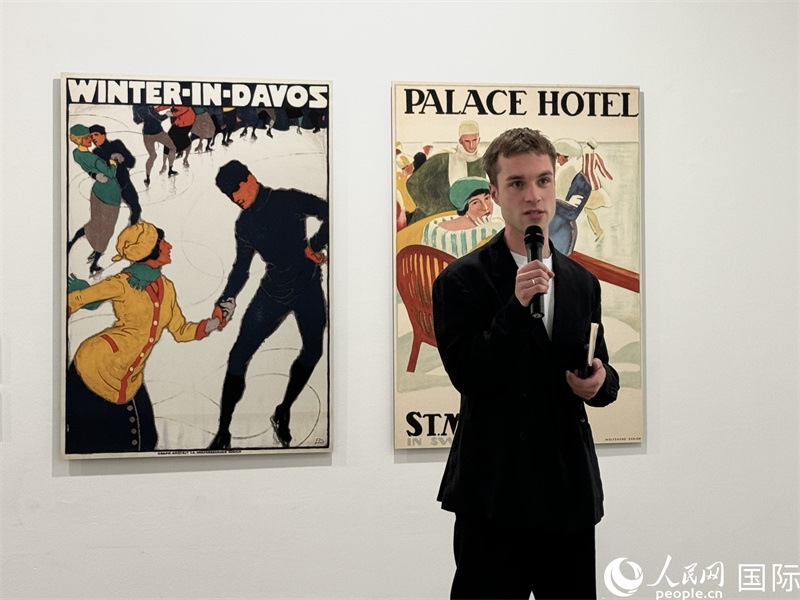 11月8日，“瑞士經(jīng)典設(shè)計(jì)展”策展人言照壁向與會嘉賓導(dǎo)覽。（人民網(wǎng) 謝瑩攝）