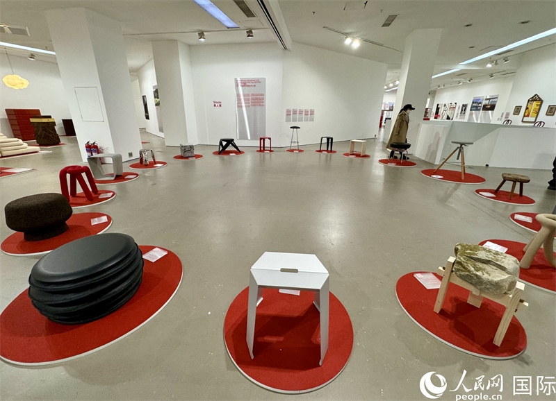 11月8日，瑞士經(jīng)典設(shè)計(jì)展現(xiàn)場。（人民網(wǎng) 謝瑩攝）