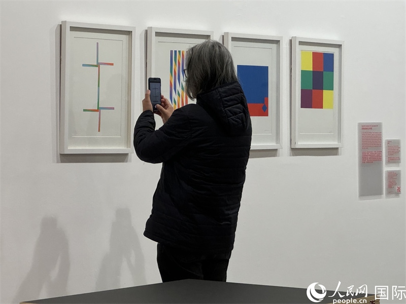 11月8日，觀眾在“瑞士經(jīng)典設(shè)計(jì)展”作品前駐足欣賞。人民網(wǎng) 謝瑩攝 