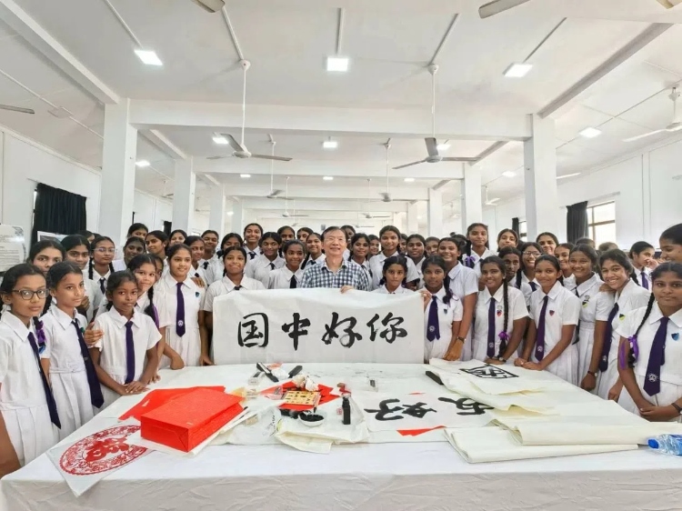 斯里蘭卡學(xué)生在系列活動(dòng)中學(xué)習(xí)中國書法。圖片由主辦方提供