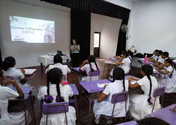 斯里蘭卡學(xué)生在系列活動(dòng)中學(xué)習(xí)中國書法。圖片由主辦方提供