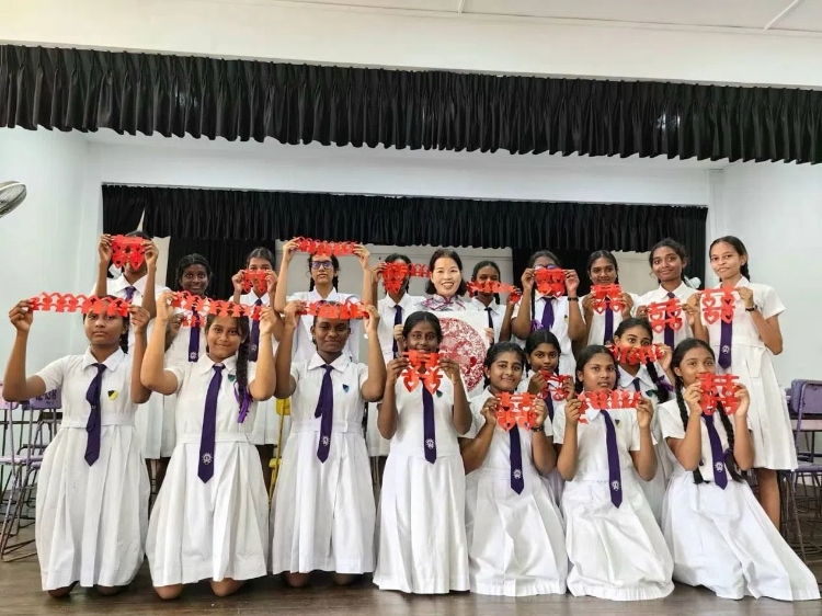 斯里蘭卡學(xué)生展示剪紙作品。圖片由主辦方提供