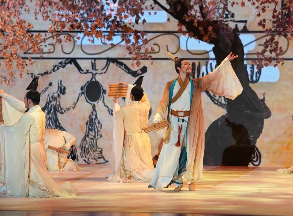 11月6日，演職人員在表演民族舞劇《孔子》片段。新華社記者 張晨霖 攝