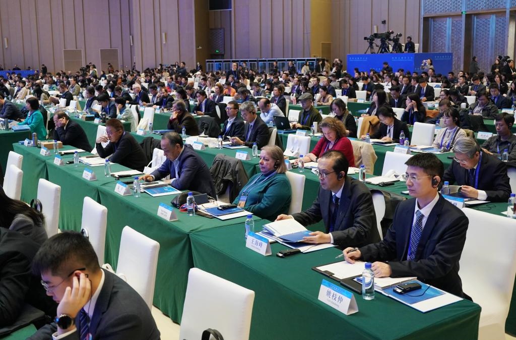 11月7日，中外嘉賓在首屆世界古典學(xué)大會開幕式現(xiàn)場聽會。新華社記者 張晨霖 攝