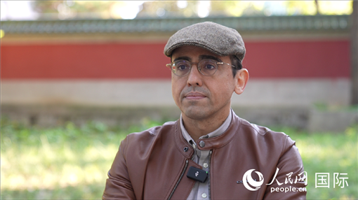 巴西漢學(xué)家喬治·西內(nèi)迪諾（中文名“沈友友”）。人民網(wǎng)記者 劉寧攝