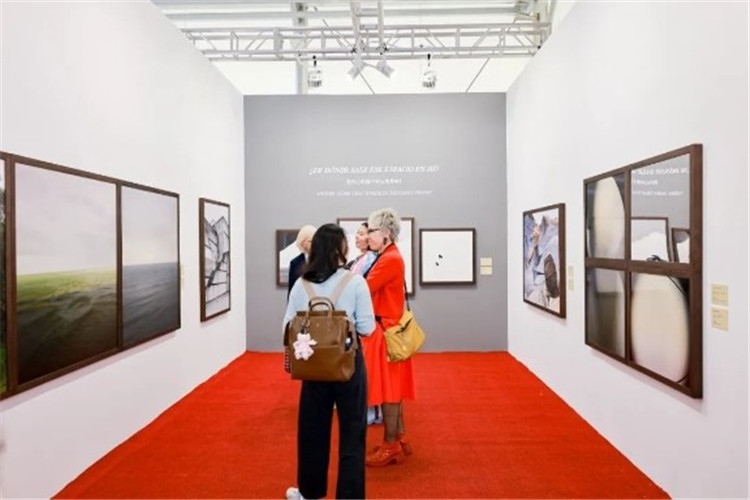 “我內(nèi)心的那個(gè)空從哪里來(lái)？從波濤、云朵和勇氣”西岸藝博會(huì)展覽現(xiàn)場(chǎng) 圖片由主辦方提供