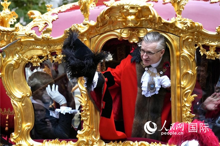 新任金融城市長阿拉斯泰爾·金向人群致意。吳若鳴攝