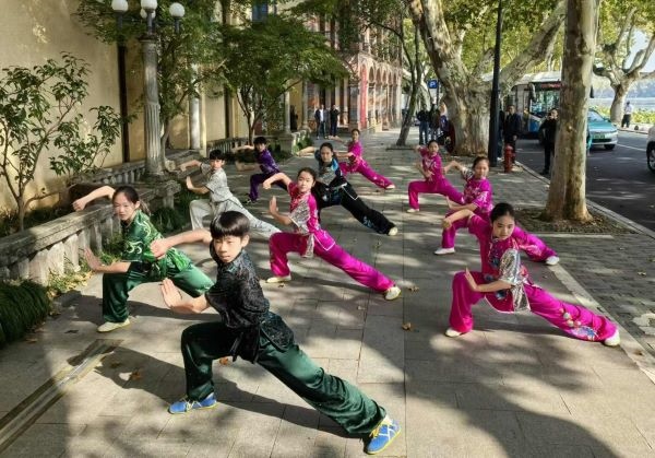 杭州市陳經(jīng)綸體校武術(shù)隊學(xué)生們展示中華武術(shù)。 人民網(wǎng)記者 楊磊攝